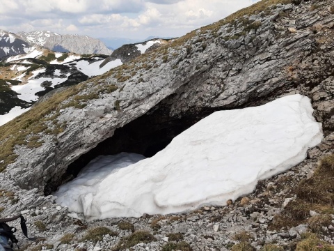Schneekegel im Eingang der Hirschgrubenhöhle am 1. Juni 2023, Blickrichtung Westen