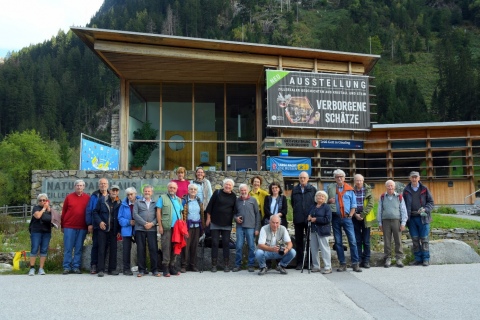 Die Exkursionsgruppe der Freunde des Naturhistorischen Museums in Wien, vor dem Naturparkhaus in Ginzling, in der Mitte HR Dr. Vera M.F. Hammer neben Walter Ungerank